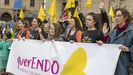 La asociación de mujeres con endometriosis al finalizar su marcha, en el Obradoiro