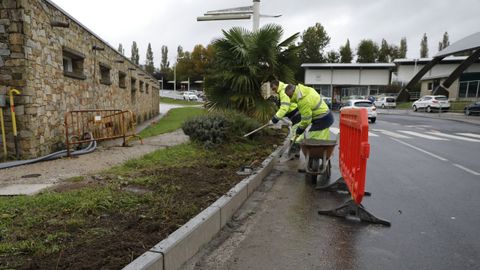 Operarios municipales reforzando el bordillo con la intencin de proteger de inundaciones las piscinas de Sar
