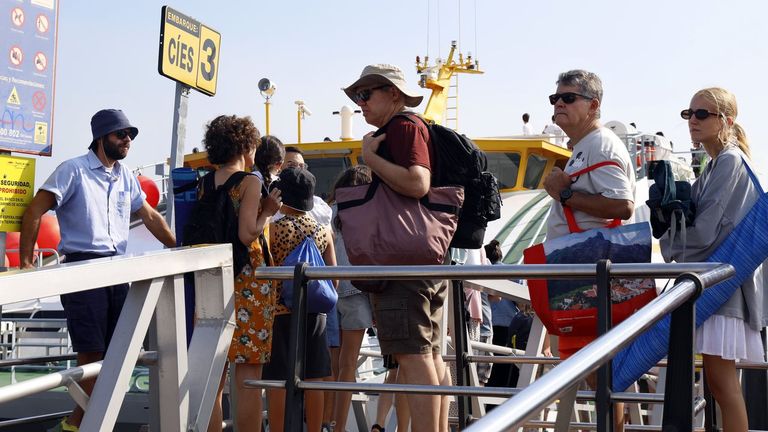 La Xunta planta nuevas camariñas en Cíes y espera la llegada de casi 6.000 personas esta Semana Santa