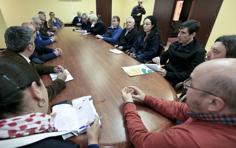 La reuni�n se celebr� en el Pazo de Feiras y estaban convocados alcaldes y concejales. 