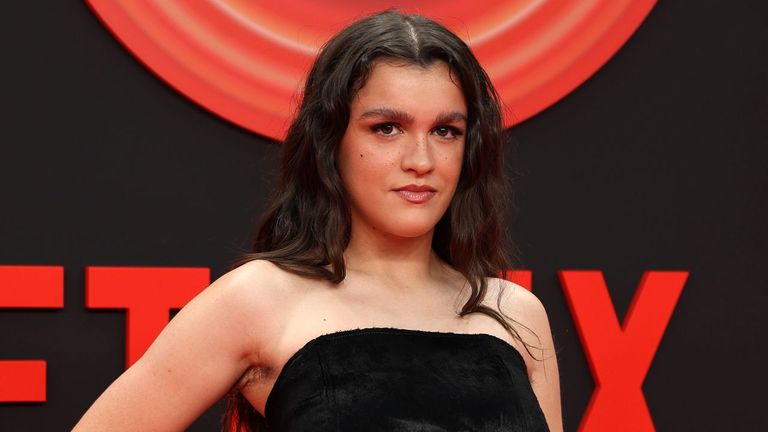 Imágenes del rodaje de «Amarga Navidad» confirman que la cantante Amaia Romero será chica Almodóvar