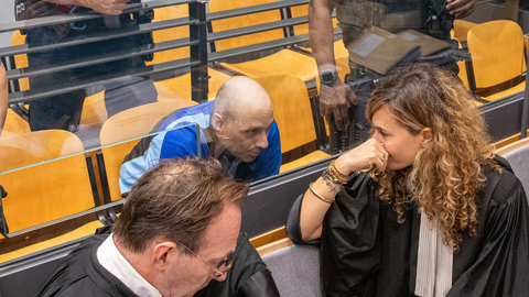 Cdric Jubillar, acusado de la desaparicin de su esposa Delphine, conversando con su abogada en la sala del Tribunal de lo Criminal del Tarn en Albi, suroeste de Francia.