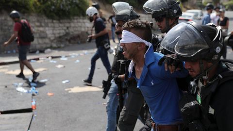 Las fuerzas de seguridad israeles trasladan a uno de los detenidos en Jerusaln