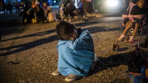 Un grupo de migrantes hondureos de la caravana que busca llegar a Estados Unidos pasan la noche en Chiapas (Mxico)