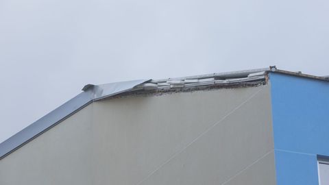 Parte del tejado del colegio Fogar de Carballo