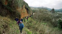 Participantes en un recorrido guiado por un tramo Camino de Invierno en  Montefurado
