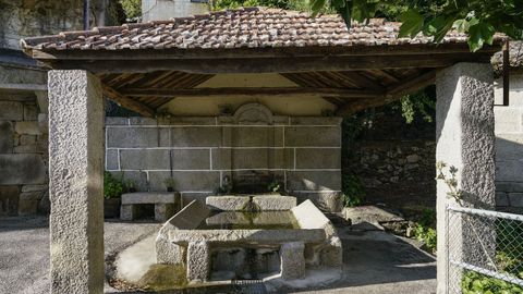 A Arnoia. Antiguo lavadero y fuente en O Rial.