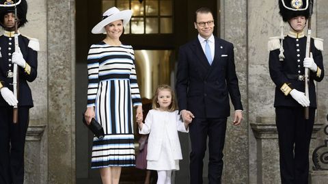 La princesa heredera de Suecia, Victoria, con su marido Daniel y su hija Estelle. 
