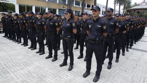 Los policas nacionales en prcticas fueron recibidos este mircoles en A Corua en un acto pblico