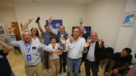 Ángel Moldes (PP de Poio) celebra con su equipo la mayoría absoluta