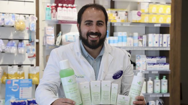 El farmacutico Xabier Prez Rodrguez ensea algunos de los productos de Farmacia do Alto.