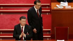 Xi aplaude al primer ministro Li Keqiang.