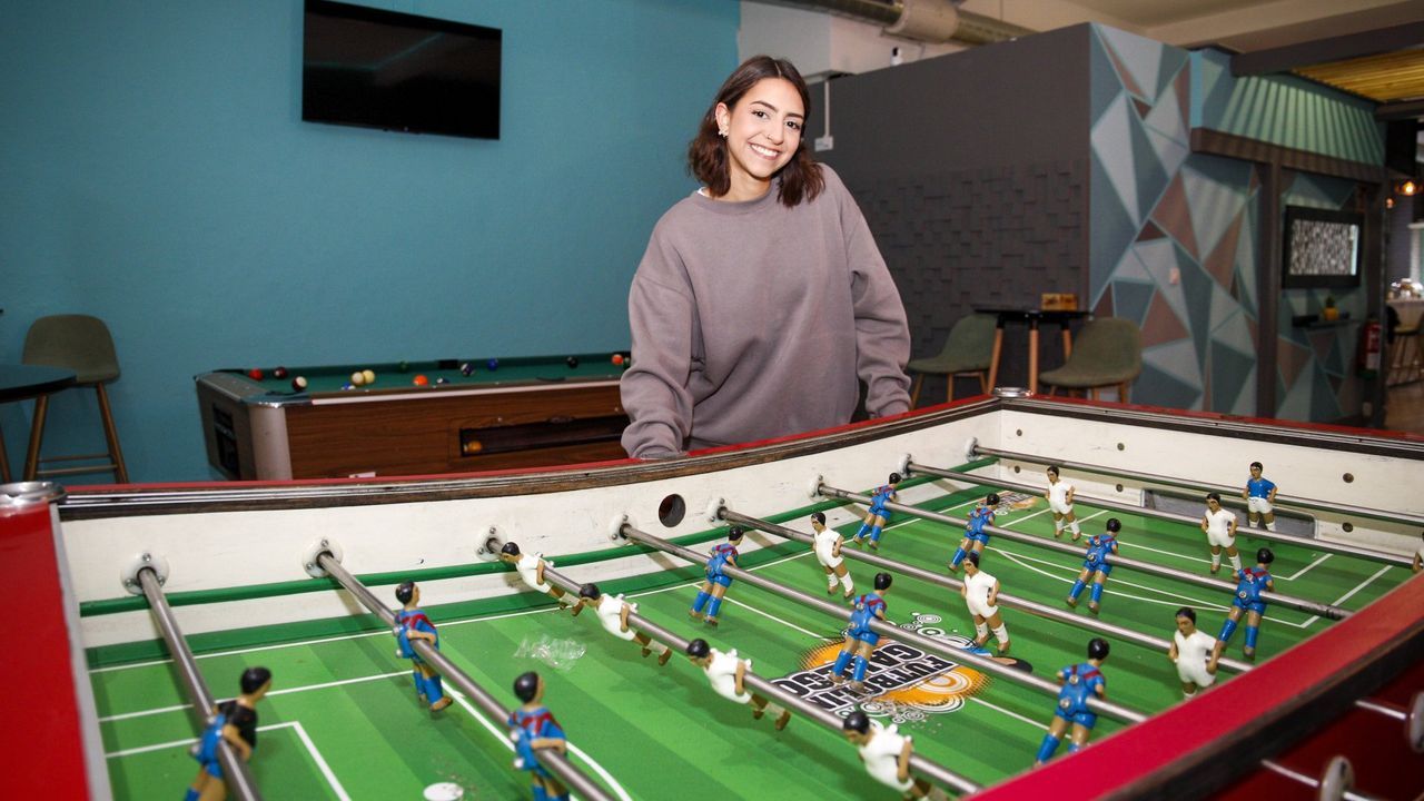 Abre en A Coruña un bar con futbolín, billar y dardos