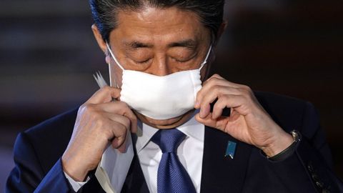 El primer ministro japons, Shinzo Abe, con una de las polmicas mascarillas