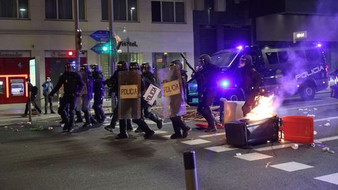 Miembros de la Policía Nacional recorren las calles aledañas a la Puerta del Sol de Madrid