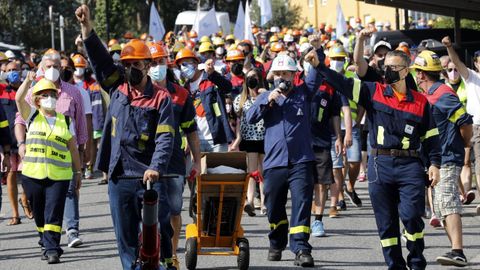 Los trabajadores de Alcoa, en una marcha desde Ro Cobo a San Cibrao