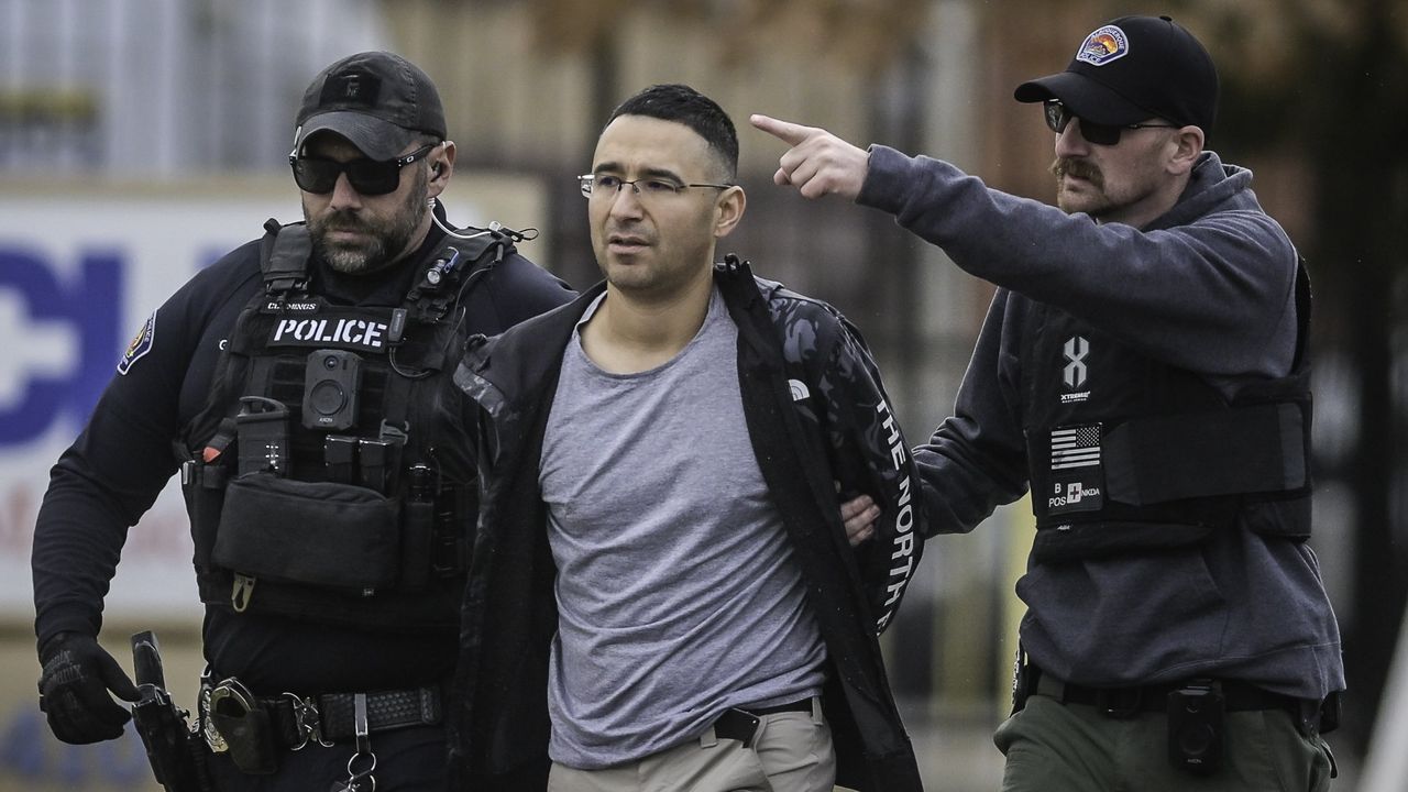 La primera ministra de Nueva Zelanda deja el cargo.Solomón Peña, de 39 años, fue arrestado el lunes en Albuquerque, Nuevo México.