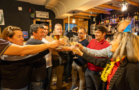 Los vecinos, axuntaos nun chigre del barriu, brindando con emocin