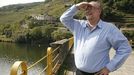 John Gilman, en el puente de Belesar, durante la visita que realizó en el 2014 a la Ribeira Sacra