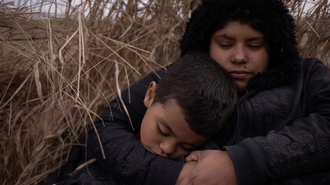 Rato sobre los papeles de B&aacute;rcenas: &laquo;Desconozco esas anotaciones, su origen... no tienen nada que ver conmigo&raquo;.Dos ni&ntilde;os migrantes hondure&ntilde;os descansan despu&eacute;s de cruzar el R&iacute;o Grande, en M&eacute;xico