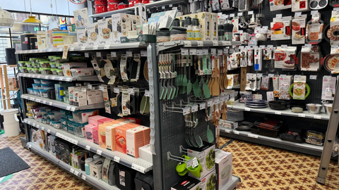 Los responsables de la ferreter�a del barrio de San L�zaro ponen a disposici�n de los clientes una amplia oferta de productos para el hogar