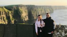 Laura Varela con su marido, en una visita a los acantilados de Moher en la costa irlandesa
