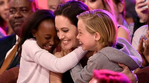 Angelina Jolie reapareci en pblico tras conocerse que se haba sometido a la operacin para extirparse los ovarios y lo hizo junto a sus hijas, Zahara y Shiloh. 