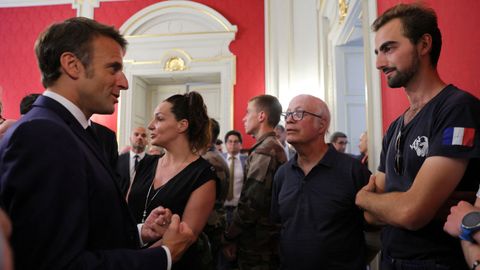Macron charla con Henri, al que han bautizado como el héroe de la mochila por intentar detener al autor del apuñalamiento en Annecy.