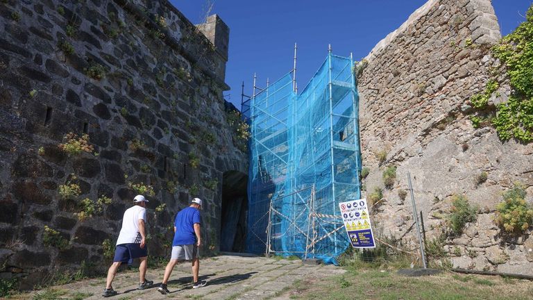 Los guardianes de la ría de Ferrol, a la espera de tiempos mejores