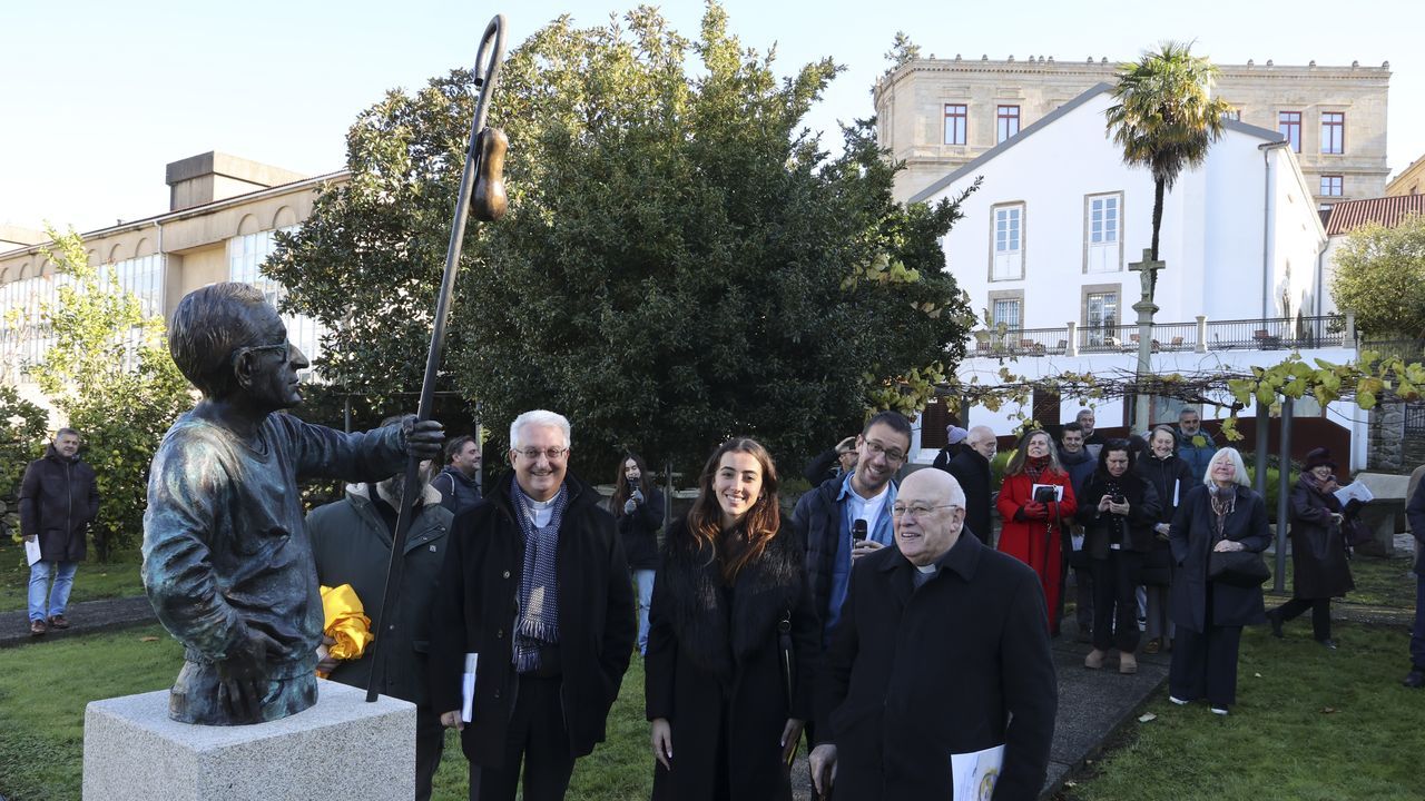 Ferrero Rocher ilumina Ribadavia con ms de 250.000 mil bombillas doradas.La estatua de Elas Valia fue colocada en el jardn de la Oficina de Acogida al Peregrino