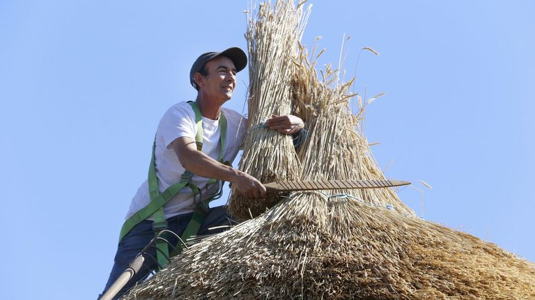 Manuel Monteserín, uno de los últimos teitadores de Os Ancares: <span lang="gl">«O día de mañá cando nos chamen acudirá unha empresa»</span>