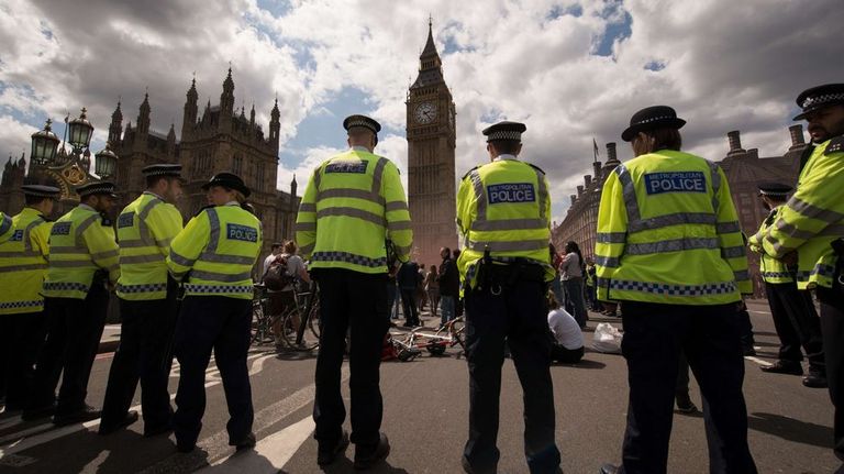 Los policías de Londres llevarán una cámara adherida al uniforme en el 2016
