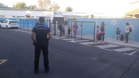 La Polica Local de Cedeira vigila la entrada del CEIP Nicols del Ro, ayer por la maana