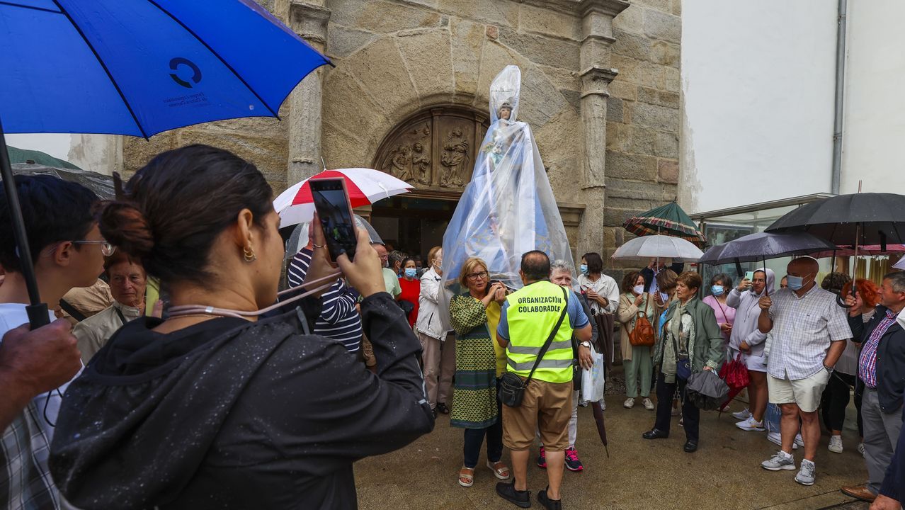 Un grupo de turistas en una visita guiada por el centro de la ciudad de Lugo