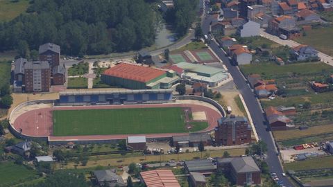 Una vista aérea del campo municipal y el pabellón polideportivo de A Pinguela, en una imagen de archivo