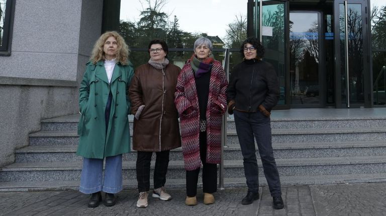 Funcionarias del ámbito social de la Xunta denuncian que las «castigan» con el reparto de plazas