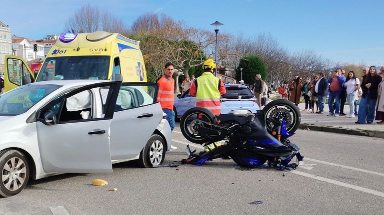 Un motorista herido al impactar contra un coche en el centro de Cangas