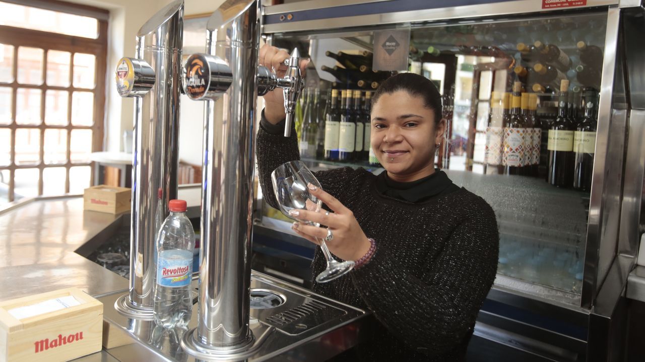 El café bar Campos reabre en Foz con Emily Pereira al frente