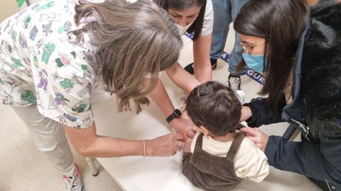 El pequeño Marco es uno de los 2.500 niños llamados a vacunarse en el área sanitaria de Ferrol dentro de la campaña contra la gripe del Sergas