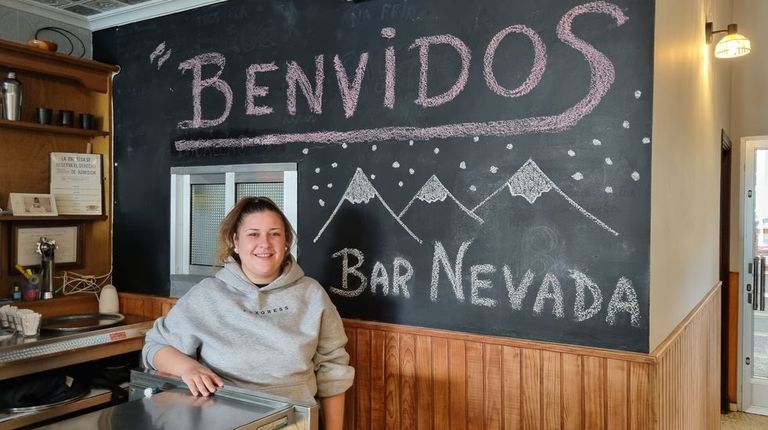 Noelia Estévez dejó su vida en Barcelona para ponerse al frente del bar Nevada, en Manzaneda.