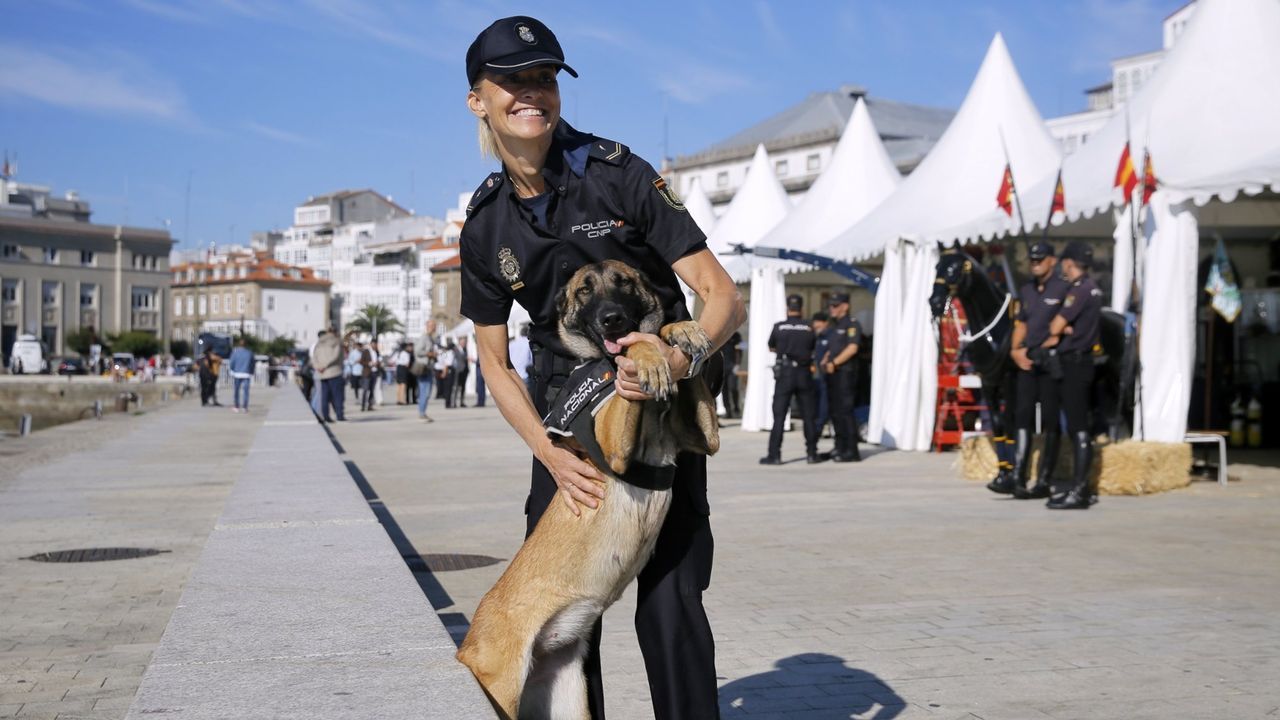 La dársena de la Marina se transforma en el mejor «escaparate» de la Policía Nacional.Augusto Pérez Alberti 