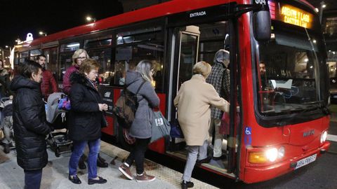 Varios pasajeros toman el bus urbano en una parada de A Corua