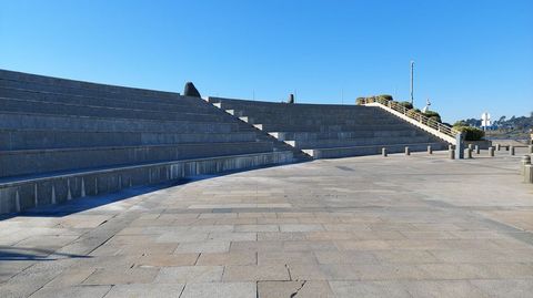 Graderío entre las plazas do Mar y de Os Barcos, en Sanxenxo, que pasará a ser una zona ajardinada