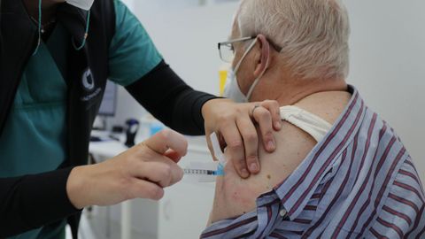 Un hombre recibe la vacuna contra el covid en Expocoruña
