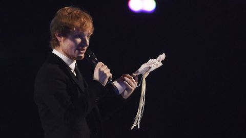 Ed Sheeran recibiendo su Brit como mejor solista masculino britnico