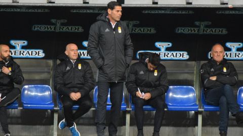 Fernando Hierro y su cuerpo t�cnico en el banquillo del Carlos Tartiere