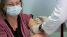 Una sanitaria vacunada este sabado en Hungría