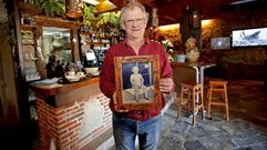 Pepe Magarios, conocido como Pepe de Rey, en su taberna moderna, con una foto de cuando era nio y ya corra por este negocio de Barro.