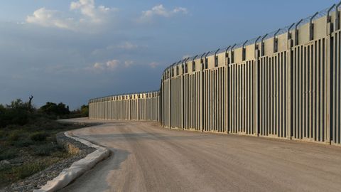 Muro levantado en Alexandroupolis, en la frontera entre Grecia y Turquia.