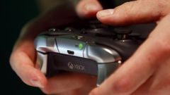 Una persona comprueba el nuevo mando inalmbrico Elite de Xbox